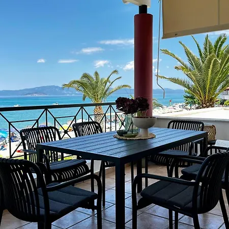 Seafront Maisonette بيت للعطل بيفكوهوري