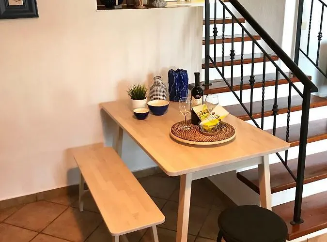 Seafront Maisonette 度假居